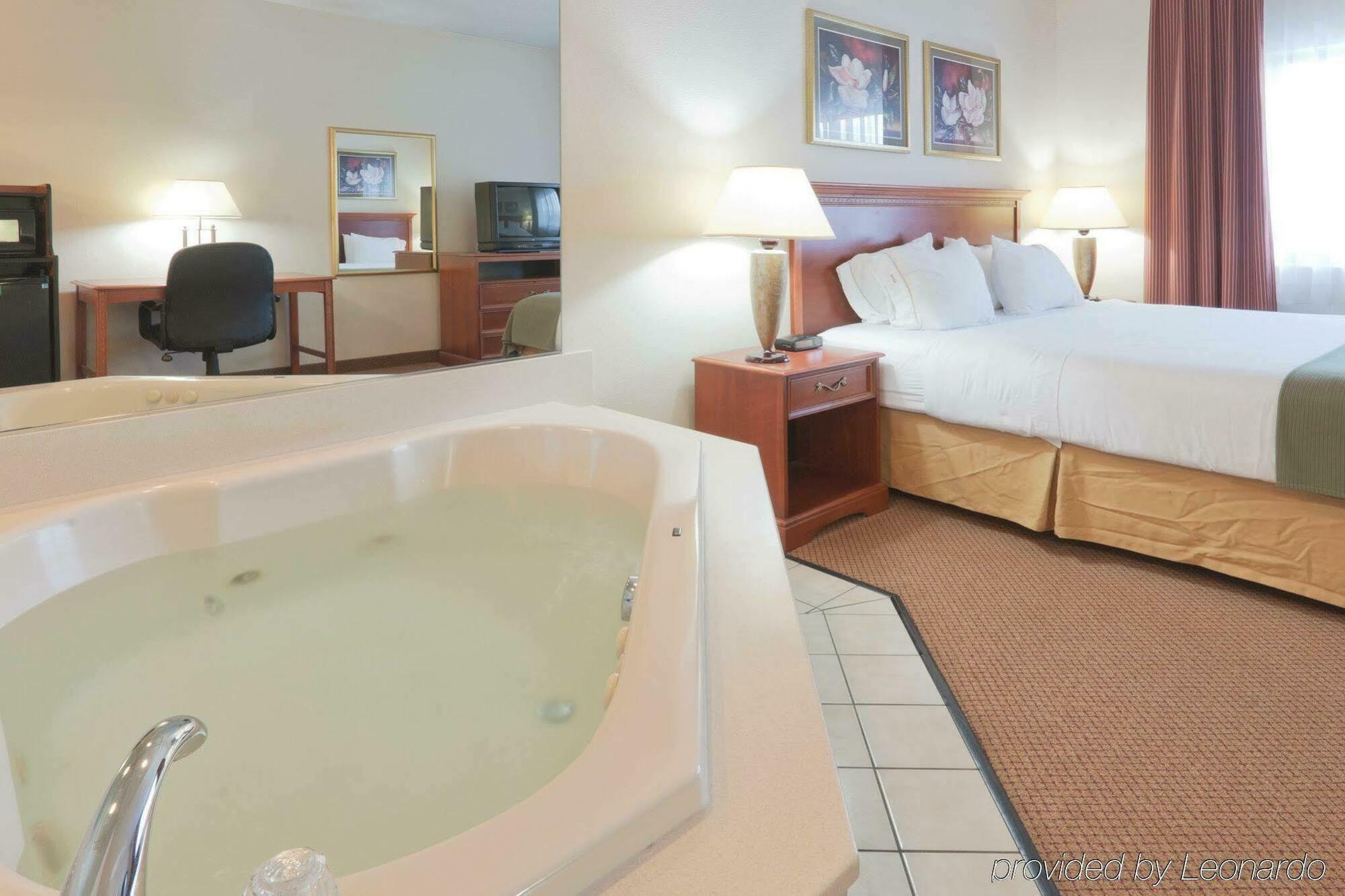 Holiday Inn Express Marshall, An Ihg Hotel Екстер'єр фото